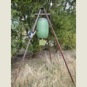 Treben udf&oslash;rt i kraftigt jern, med WF 20 spreder.